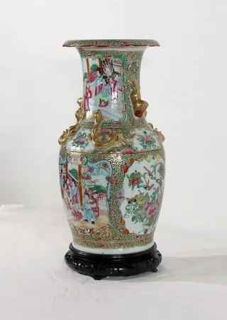 Vase en porcelaine de Canton sur socle en bois, Chine - XIXe