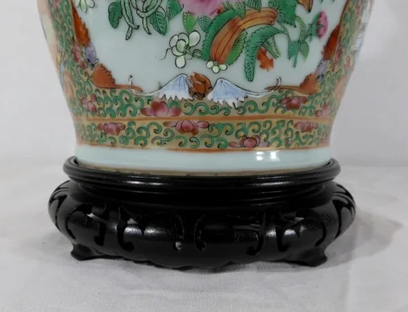 Vase en porcelaine de Canton sur socle en bois, Chine - XIXe