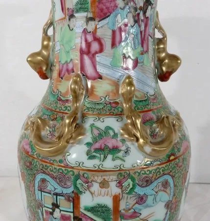 Vase en porcelaine de Canton sur socle en bois, Chine - XIXe