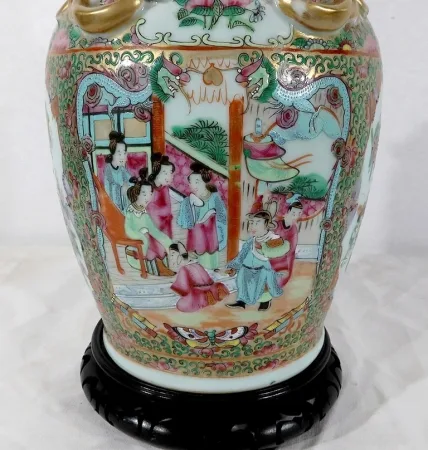 Vase en porcelaine de Canton sur socle en bois, Chine - XIXe
