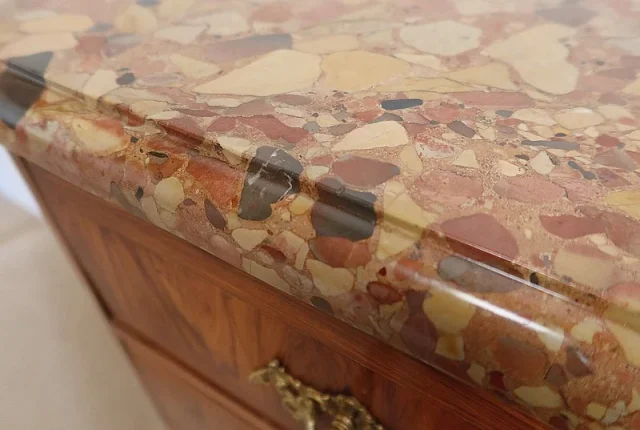 Petit Chiffonnier en Bois de Rose et de Violette, estampillé « Boudin », époque Transition Louis XIV / Louis XV – 1760