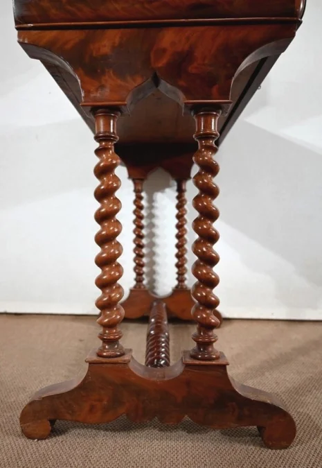LOUIS PHILIPPE PERIODE KLEDINGTAFEL