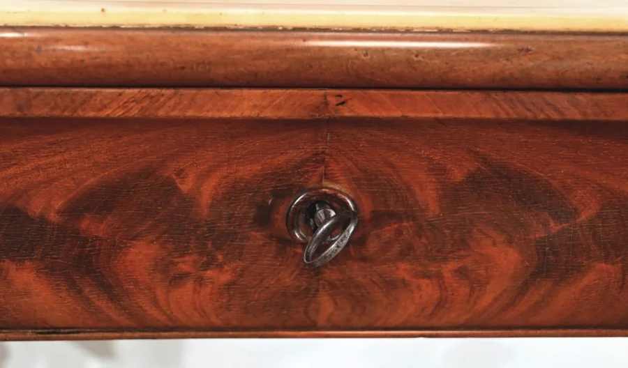 LOUIS PHILIPPE PERIODE KLEDINGTAFEL