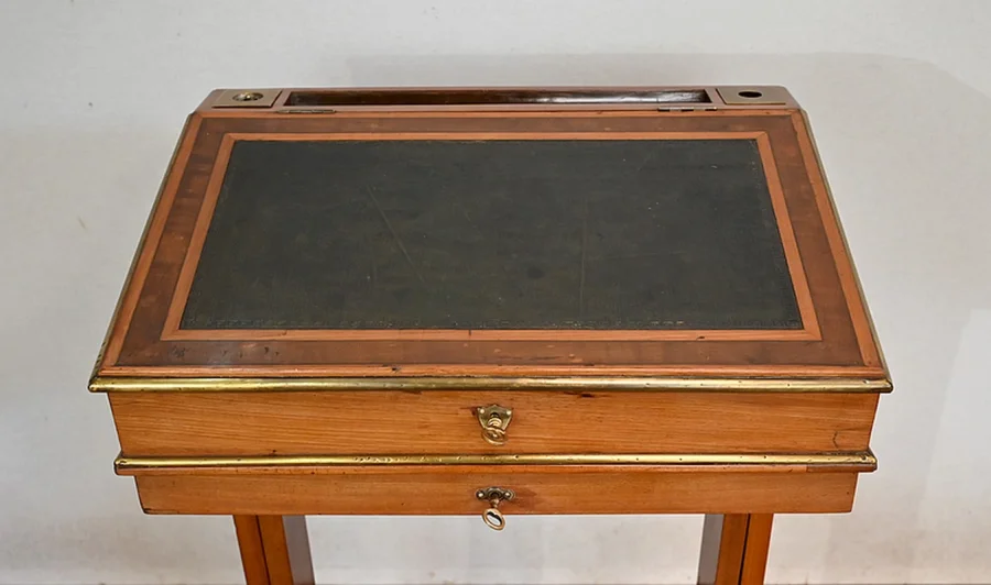 LESETISCH IM LOUIS XVI-STIL