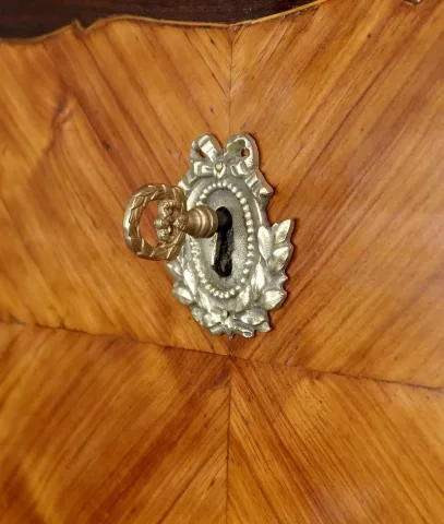 Chiffonnier en Bois Précieux, époque Louis XV – XVIIIe