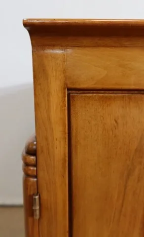 SCHRANK AUS NUSSBAUM