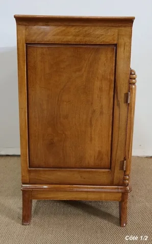 SCHRANK AUS NUSSBAUM