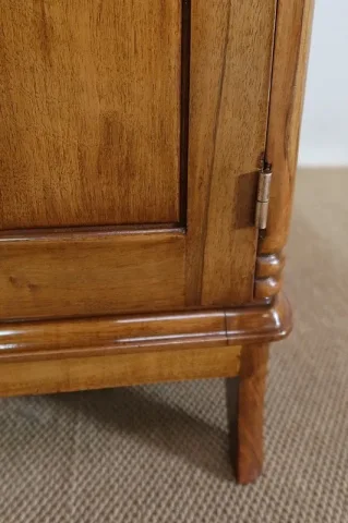 SCHRANK AUS NUSSBAUM