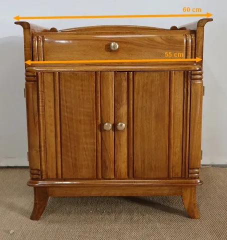 SCHRANK AUS NUSSBAUM
