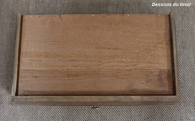 SCHRANK AUS NUSSBAUM