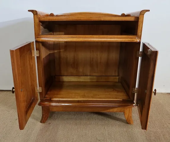 SCHRANK AUS NUSSBAUM