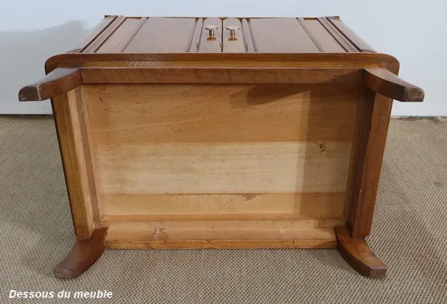 SCHRANK AUS NUSSBAUM