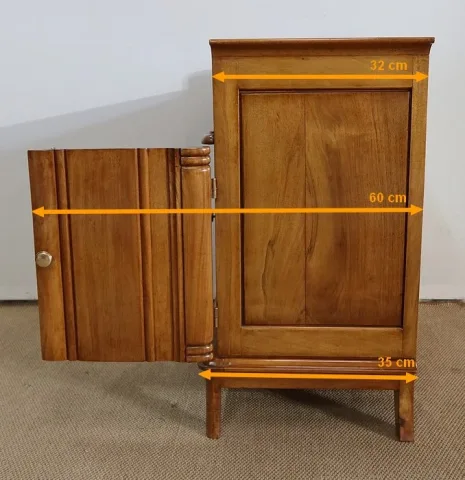 SCHRANK AUS NUSSBAUM