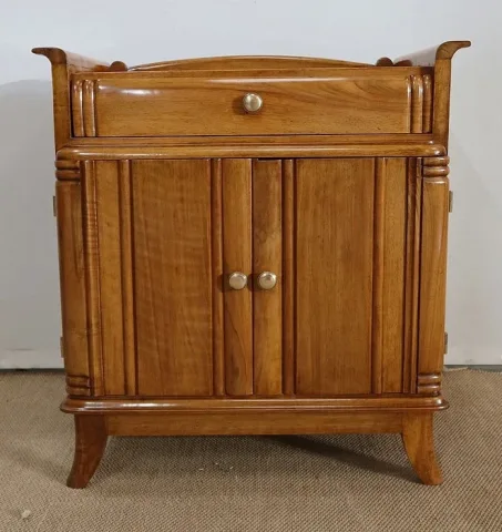 SCHRANK AUS NUSSBAUM
