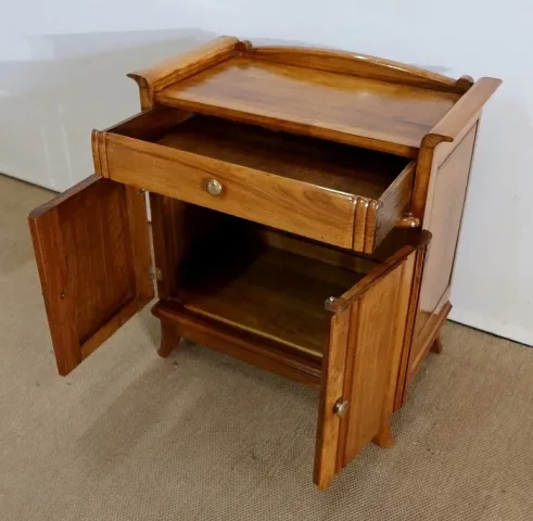 SCHRANK AUS NUSSBAUM