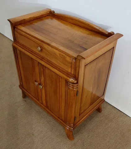 SCHRANK AUS NUSSBAUM