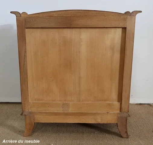 SCHRANK AUS NUSSBAUM