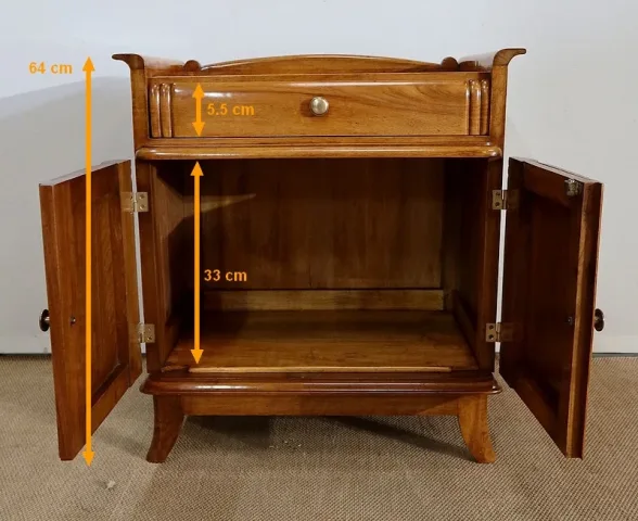 SCHRANK AUS NUSSBAUM