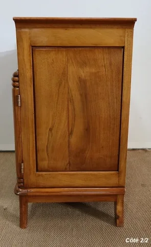 SCHRANK AUS NUSSBAUM