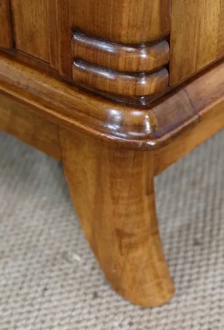 SCHRANK AUS NUSSBAUM
