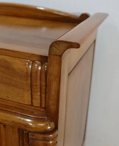 SCHRANK AUS NUSSBAUM