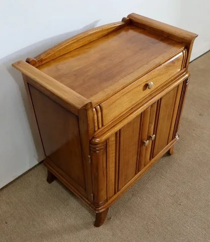 SCHRANK AUS NUSSBAUM