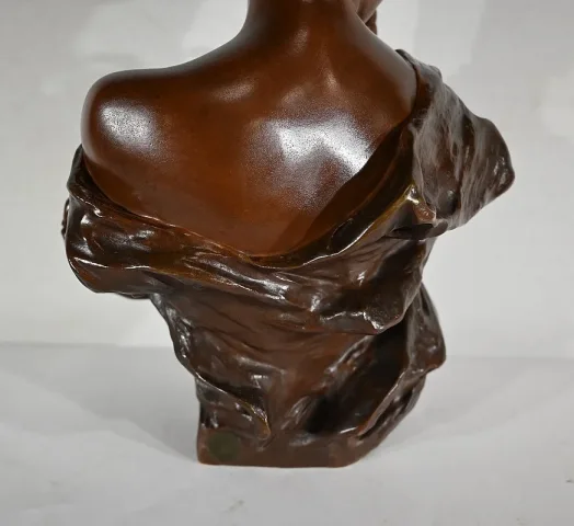 Bronze « Jeune femme espiègle »  de G. Van Der Straeten, Art Nouveau – Fin XIXe