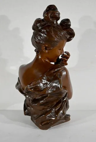 Bronze « Jeune femme espiègle »  de G. Van Der Straeten, Art Nouveau – Fin XIXe