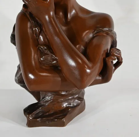 Bronze « Jeune femme espiègle »  de G. Van Der Straeten, Art Nouveau – Fin XIXe