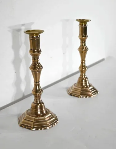 PAREJA DE CANDELEROS DE BRONCE