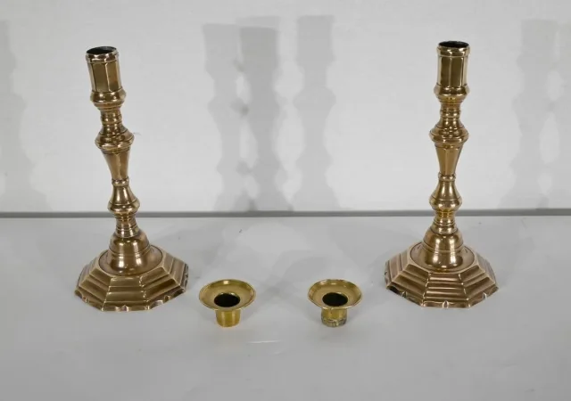 PAREJA DE CANDELEROS DE BRONCE
