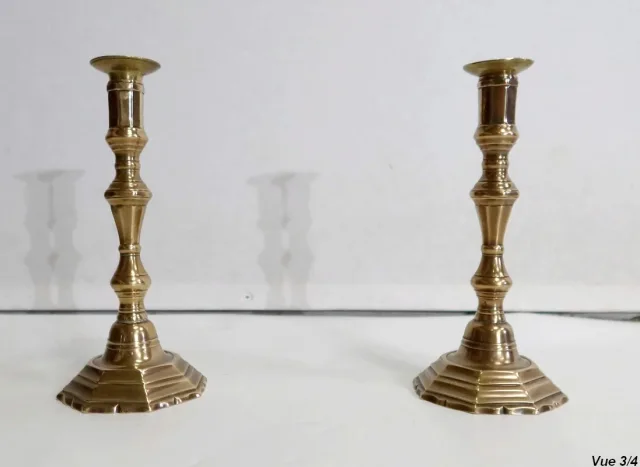 PAREJA DE CANDELEROS DE BRONCE