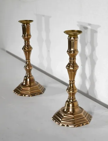 PAREJA DE CANDELEROS DE BRONCE