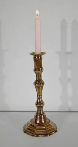 PAREJA DE CANDELEROS DE BRONCE