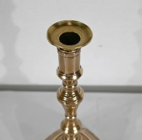 PAREJA DE CANDELEROS DE BRONCE