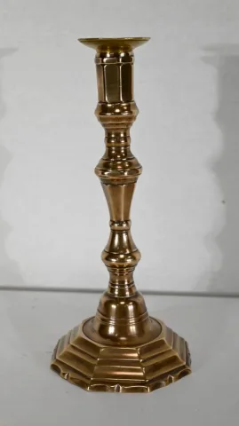PAREJA DE CANDELEROS DE BRONCE