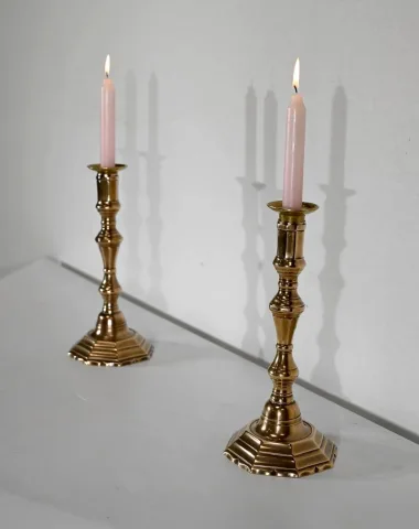 PAREJA DE CANDELEROS DE BRONCE