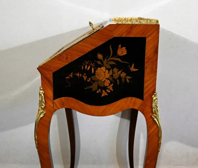 DAMENSCHREIBTISCH IM LOUIS XV-STIL