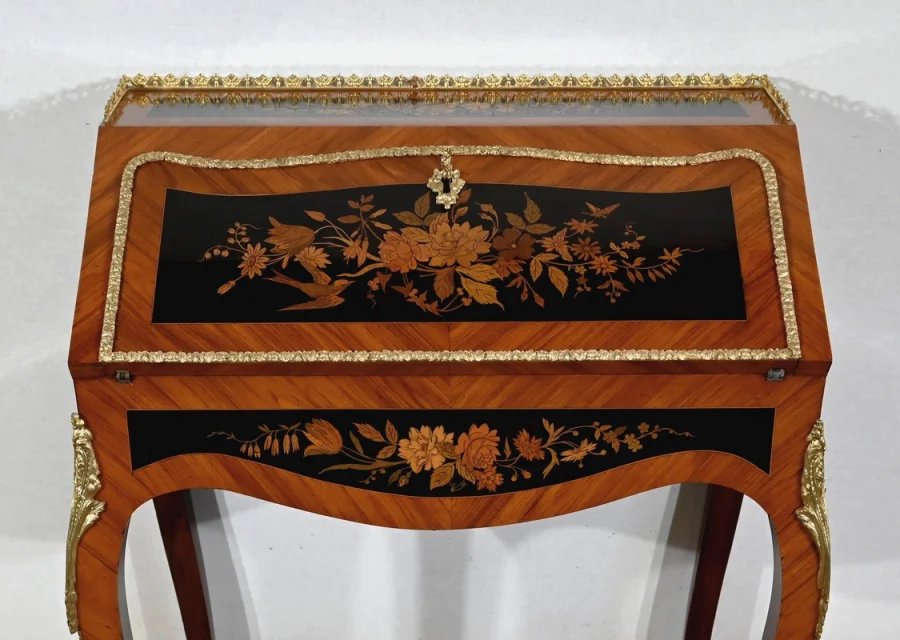 DAMENSCHREIBTISCH IM LOUIS XV-STIL