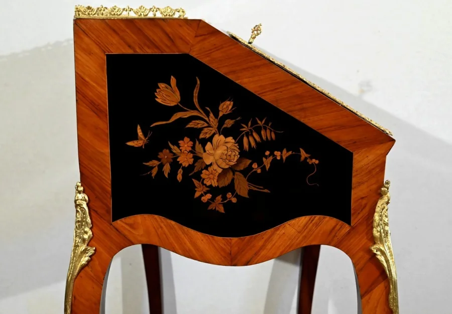 DAMENSCHREIBTISCH IM LOUIS XV-STIL