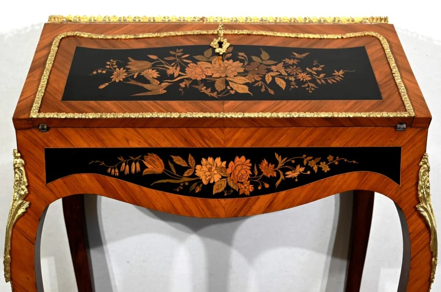 DAMENSCHREIBTISCH IM LOUIS XV-STIL