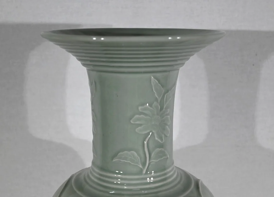 CELEDON-VASE
