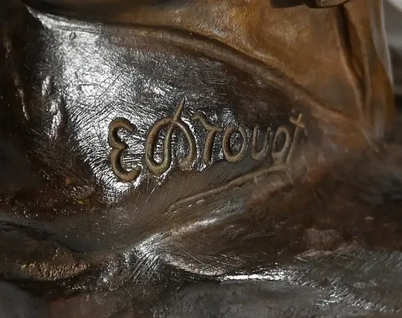 E. Drouot 的青铜雕塑