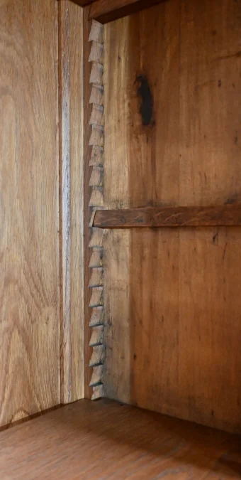 SCHRANK IM FRANZÖSISCHEN DIRECTOIRE-STIL