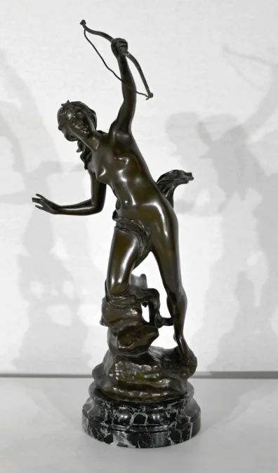 BRONZE VON DIANA DER JÄGERIN signiert J. GARNIER