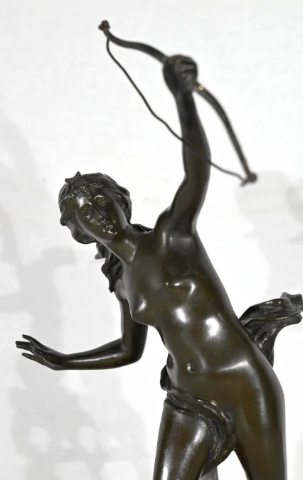 BRONZE VON DIANA DER JÄGERIN signiert J. GARNIER
