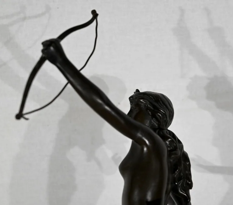 BRONZE VON DIANA DER JÄGERIN signiert J. GARNIER