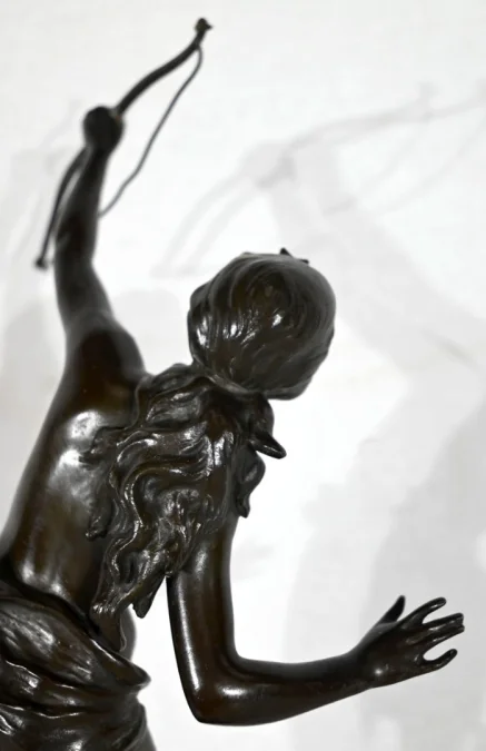 BRONZE VON DIANA DER JÄGERIN signiert J. GARNIER