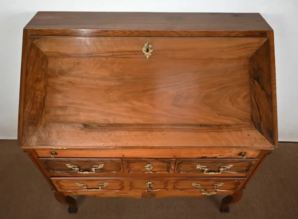 Commode Scriban en Noyer, époque Louis XV – Fin XVIIIe