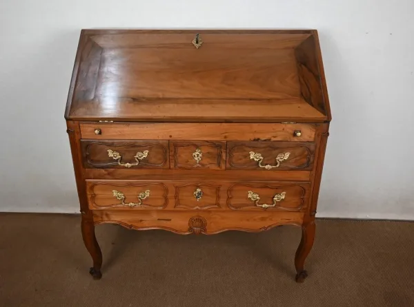 Commode Scriban en Noyer, époque Louis XV – Fin XVIIIe